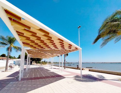 Toldos entrelazados en el Paseo Marítimo de El Rompido