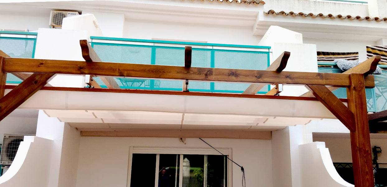 Toldos con estructura de madera en El Portil