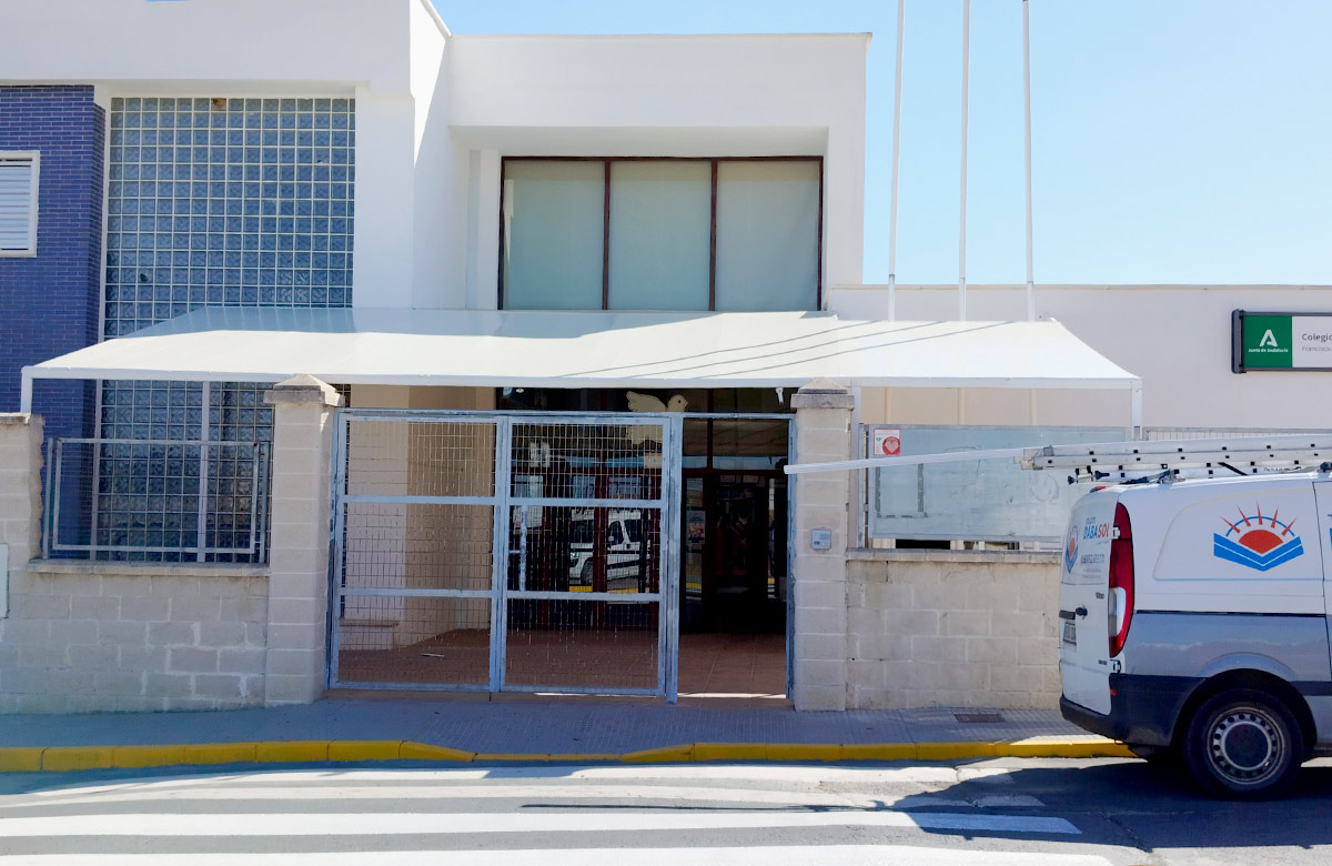 Montaje de toldos y estructuras en centros escolares