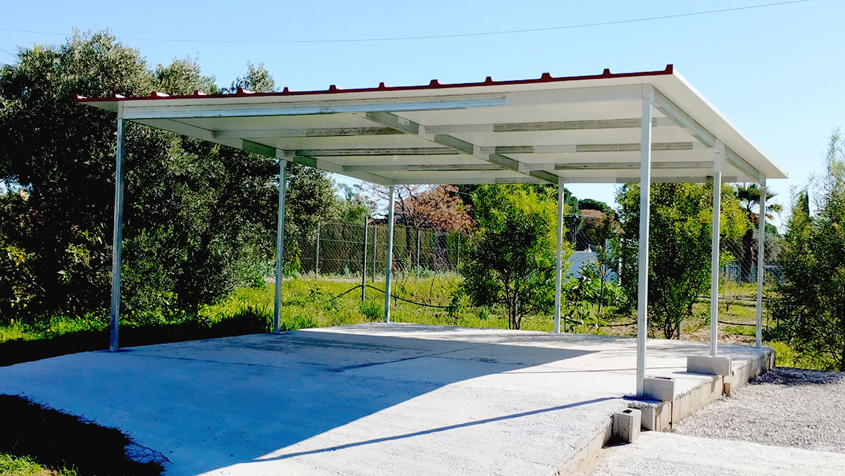 Estructura metálica con cubierta de panel sandwich en Beas