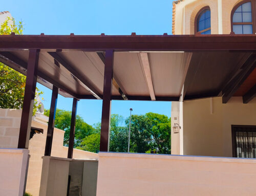 PÉRGOLAS CON TECHOS PANEL SANDWICH EN HUELVA