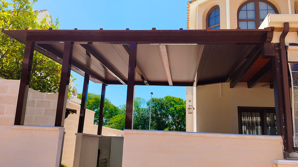 Pérgolas con techo Panel Sandwich en Huelva
